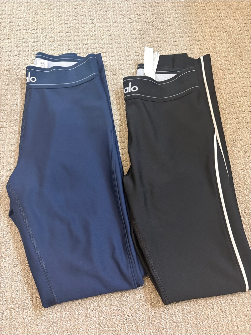 Set of 2 Alo leggings. Black and navy. Size xs. Great condition.